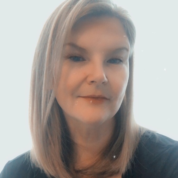 Meet your Posher, Laurie - Picture 1 of 4